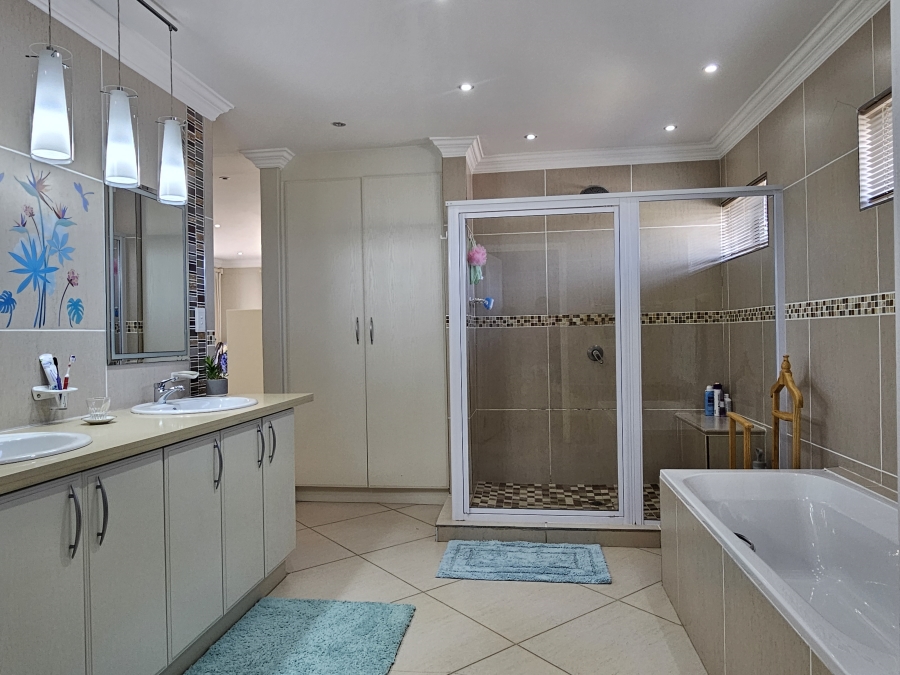 5 Bedroom Property for Sale in Wavecrest Eastern Cape